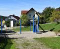 Bild: bnr
Die Kinder und ihre Eltern freuen sich über den neuen Spielplatz in Atzenhof.