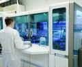 Symbolbild: Uwe Anspach/dpa
Ein Mitarbeiter hält in einem Coronatest-Labor PCR-Teströhrchen in den Händen.