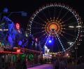 Bild: Felix Hörhager/dpa
Das Riesenrad auf dem Oktoberfest ist bei Dunkelheit beleuchtet.