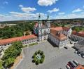 Bild: Stadt Waldsassen/exb
Eine der vielen kurzen Sequenzen im neuen Waldsassen-Imagefilm – der Basilikaplatz von ganz oben.