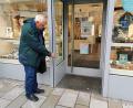 Bild: Portner
Reinhold Malzer, Vorsitzender des Seniorenbeirats Oberviechtach, freut sich über barrierefreie Zugänge zu Lokalen und Geschäften, wie hier am Marktplatz zum Laden von „Optik Schmuck Maier“.