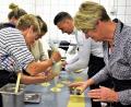 Bild: rgr
Beim "Italienischen Kochabend" dürfen die Mitglieder des Katholischen Frauenbundes auch selbst Hand anlegen.
