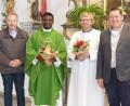 Bild: ads
Martin Bergmann (links), Pfarrgemeinderatssprecher von St. Vitus, und sein Kollege von St. Margareta, Willi Wiedenbauer (rechts), hießen Pfarrvikar Pater Sylvester (Zweiter von links)und Pastoralreferent Stefan Dotzler willkommen.