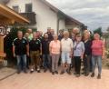 Bild: Bernd Stengl/exb
Franz Bauer (vordere Reihe, Vierter von rechts) feierte seinen 70. Geburtstag. Dazu reisten Mitglieder der Feuerwehr Premenreuth und des TSV Reuth nach Eggenfelden, um dem ehemaligen Metzger und Gastwirt in Premenreuth zu gratulieren.