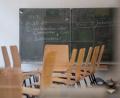 Symbolbild: Fabian Sommer/dpa
Ein leeres Klassenzimmer in einer Grundschule. Die Energiekrise trifft auch Bildungseinrichtungen. Wird es dort im Winter kühler?