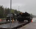 Bild: Panzerbataillon 104 Pfreimd/exb
Ein Kampfpanzer Leopard 2 fährt auf die Bahn.