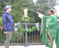 Bild: öt
Pfarrer Julius Johnrose (rechts) segnete die restaurierte Statue es heiligen Johannes Nepomuk. Max Pirner (links) unterstützte ihn dabei.