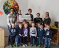 Bild: Verwaltungsgemeinschaft Schönsee/exb
Durch den Erlös eines Nachhaltigkeitsmarktes in Schönsee konnten die Organisatorinnen dem Katholischen Kinderhaus eine Spende von 730 Euro überreichen.