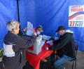 Bild: Uncredited/AP/dpa
Stimmabgabe während des Scheinreferendums in der ukrainischen Region Donezk. Der Kreml hat eine rasche Annexion der Gebiete angekündigt.