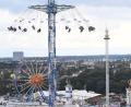 Bild: Felix Hörhager/dpa
Das Riesenrad und ein Kettenkarussell sind auf dem Festgelände des Oktoberfestes zu sehen.