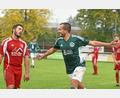 Bild: gb
Daniel Lauterbach jubelt, die Bayreuther sind enttäuscht: Dem Mitterteicher Stürmer gelang noch der 1:1-Ausgleich.