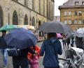 Bild: Petra Hartl
Ohne Regenschutz geht zurzeit in Amberg gar nichts. Der verkaufsoffene Sonntag lockt bisher nur wenige Menschen in die Stadt.