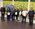 Bild: Polizeiinspektion Tirschenreuth/exb
Inspektionsleiter Günther Burkhard (links), Polizeihauptkommissar Stefan Hage (rechts) und Bürgermeister Franz Stahl (Dritter von links) zeichneteten Olga Wölfl (Zweite von links), Harald Wagner, Monika Wagner und Michaela Gruber (Zweiter bis Vierte von rechts) für ihr langjähriges Engagement bei der Sicherheitswacht aus.