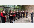 Bild: Hermann Meiller/exb
Das Kulturforum kann das lichtdurchflutete Gedankengebäude der Burg Wernberg für seine Auftritte nutzen. Das neue Programm startete mit dem Konzert des Nabburger Chores "Auftakt".