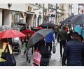 Bild: Petra Hartl
So sah es am Sonntagnachmittag in der Amberger Altstadt aus: Ohne Regenschutz ging nichts.