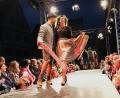 Bild: Hirsch
Dicht gedrängt standen die Besucher bei der Modenschau am Samstag auf dem Schwandorfer Marktplatz. Die Models präsentierten Trachtenmode und Outfits für den Herbst.
