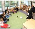 Bild: njn
Den kirchlichen Segen erhielten die neuen Räume der Mondgruppe von Pfarrer Martin Besold (Zweiter von rechts). Mit auf dem Bild Bürgermeister Johannes Reger (rechts) sowie Kindergartenleiterin Sabine Schöpf Schreiber (Dritte von rechts).