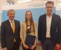 Bild: u
Das Bayerische Staatsministerium für Wissenschaft und Kunst verleiht jährlich fünf Preise für hervorragende Hochschulabschlüsse oder Promotionen an Studentinnen der Ingenieurwissenschaften an bayerischen Hochschulen – unter ihnen heuer die Hirschauerin Katharina Stein (Mitte). OTH-Präsident Professor Clemens Bulitta (links) ließ es sich nicht nehmen, in München bei der Preisüberreichung durch Wissenschaftsminister Markus Blume (rechts) dabei zu sein und der OTH-Absolventin zu gratulieren.
