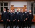 Bild: egl
Die Feuerwehrführung des Landkreises mit den Geehrten (von links): Kreisbrandinspektor Armin Daubenmerkl, Kreisbrandmeister Dominik Ernst, Mathias Huger, Alwin Märkl, Harald Schwartz, Kreisbrandmeister Jürgen Ehrnsberger, Gerhard Schorner und Kreisbrandrat Fredi Weiß.