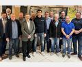 Bild: Stefan Schmidberger/exb
Die Schwarzenfelder Siedler haben einen neuen Vorstand gewählt. Der ehemalige Vorsitzende Hans-Peter Hierl (dritter von links vorne) gibt sein Amt nach neune Jahren auf. Frederik Lorenz (Mitte) ist nun erster Vorsitzender.