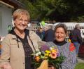 Bild: Dr. Loew Soziale Dienstleistungen/exb
Petra Meixner (links) erhielt zur Verabschiedung einen Blumenstrauß und ein Geschenk von Sandra Loew.