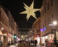 Archivbild: Wolfgang Steinbacher
Schön ist sie ja, die Amberger Weihnachtsbeleuchtung. Doch trotz der seit acht Jahren dafür verwendeten LED-Technik sucht die Park- und Werbegemeinschaft nach Möglichkeiten, noch einmal rund 50 Prozent des ohnehin nicht übermäßig hohen Energieverbrauchs einzusparen.