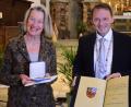 Bild: Kunz
Susanne Popp erhält durch Oberbürgermeister Jens Meyer die Max-Reger-Medaille der Stadt Weiden.