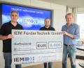 Bild: Gemeinde Kastl/exb
Geschäftsführender Gesellschafter Alexander Remes überreichte den Scheck an Mannschaftsführer Lukas Haberkorn und Vorsitzenden Wolfgang Raps (von rechts).