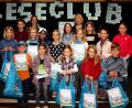 Bild: R. Kreuzer
Das sind die Gewinner unter den Teilnehmern beim Sommerferien-Leseclub in der Regionalbibliothek. Corinna Dietz (hinten, links) und Ruth Neumann (hinten, rechts) überreichen die Preise.