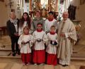 Bild: Christa Forster/exb
Pfarrer Herbert Rösl, Mesnerin Theres Fink, Oberministrantin Patricia Landgraf, die Betreuerinnen Erika Biegerl und Noah Schüller begrüßten die neuen Minis (vorne, von links) Alicia Nitschke, Johanna Betz und Nico Nitschke.