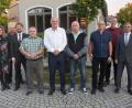 Bild: fz
Der Werksleiter der Pilkington AG ehrt die Arbeitsjubilare Siegfried Beierl, Peter Punzmann, Reinhard Graf und Thomas Benkner (vorne, von rechts).