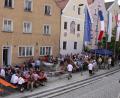 Bild: mis
Zum Brunnenfest am Castillon-Brunnen in der Nabburger Altstadt unter den Flaggen der Europäischen Union und den der Partnerstädte kommen Menschen beider Länder zusammen.