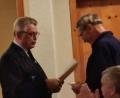 Bild: hme
Hans Meierhofer (links) ehrt Jakob Kick für seine langjährige Tätigkeit im Vorstand der KSK Neudorf.