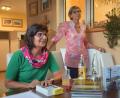 Bild: bö
"Bis ans Ende der Welt und weiter" betitelt Doris Boesen (links) ihr Buch über die Reiseerlebnisse auf ihrer sechsjährigen Pilgerschaft bis nach Santiago de Compostela, Organisiert hat dieses Treffen Rosa Stauber (rechts) aus Hohenburg.