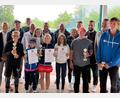 Bild: Oliver Stienen/exb
Die Sieger der 37. Landkreismeisterschaft im Tennis (vorne von links): Dima Sergeev, Paul Schopper, Ida Schopper, Leonie Suttner, Nico Aures und Maxim Sergeev. Mittlere Reihe von links: Günter Simmerl, Lea Schertl, Mira Stegmann und Hans-Martin Schertl. Hinten von links: Thomas Pröls, Michael Wagner, Christian Aures, Hans Hugo Klarner, Robert Graf, Bastian Freisinger und Philipp Schöttner.