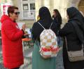 Bild: gsp
Irina Huber, Asylberaterin der Caritas, im Gespräch mit Flüchtlingen am Info-Stand beim „Tag des Flüchtlings“.