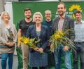 Bild: sfo
Für den Stimmkreis 307 treten bei der Landtags- und Bezirkstagswahl Monika Schneider (links), Anna Schwamberger (Mitte), Josef Schmidt (Zweiter von rechts) und Anne Droste (fehlt auf dem Bild) an. Es gratulierten Versammlungsleiter Merten Niebelschütz (Dritter von rechts), Benjamin Sertl, Sprecher des Grünen-Kreisverbands Tirschenreuth (Zweiter von links) und Harald Neumann vom Grünen-Kreisverband Neustadt/WN.