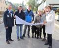 Bild: Stadt Tirschenreuth/exb
Die Straßensanierungsarbeiten im Bereich Ziegelanger gehen weiter. Bürgermeister Franz Stahl, Stadtbaumeister Andreas Ockl, Bauleiter Markus Heinecke, Sonja Fröber, Geschäftsführerin der Firma Fröber, Regina Zahn und Claudia Scharnagl vom Planungsbüro UTE (von links) besprechen die Maßnahme.