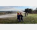 Bild: Erich Mirz/exb
Die Feuerwehren Dietersdorf, Bernstein und Naabdemenreuth gemeinsam gegen den Feldbrand. Über 600 Meter Schlauchstrecke und drei Tragkraftspritzen waren erforderlich, um das Löschwasser an den Brandherd zu befördern. Gott sei Dank nur eine Übung.