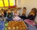 Bild: fks
Nur mit frischen "Kirwakaicherln" ist eine Kirwa eine gelungene Kirwa - finden zumindest die Kindergartenkinder.