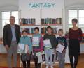 Bild: mfh
Diese vier Kinder haben die meisten Bücher gelesen: (von links) Bürgermeister Michael Göth mit Leonor Übler, Laura Übler, Theo Sommer, Jonas Paulus und Christine Hollweck, der Leiterin der Stadtbibliothek.