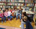 Bild: fvo
Der Büchereifuchs hat es den jungen Büchereibesuchern angetan.