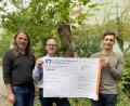 Bild: Matthias Schnurrer/exb
Bei der Übergabe des symbolischen Schecks, von links Pflegerischer Leiter Diakon Matthias Rössle, Dr. Christian Dreßler und Zweiter Federballfreunde-Vorsitzender Matthias Schnurrer.