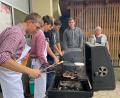 Bild: wrm
Eine Klasse übernahm die Schicht hinter dem Grill.