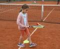 Bild: hae
Scheinbar keine besondere Schwierigkeit für Hanna. Doch das Jonglieren des Tennisballes mit dem Schläger fordert beim Slalomlauf zwischen den Hütchen Koordinationsvermögen und Konzentration.