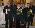 Bild: öt
Für ihr 30 Jahre langes Wirken in der Pfarrkirche wurden im Samstagabendgottesdienst das Mesner-Ehepaar Erwin und Lucia Greger (vorne, von links) sowie Organist Markus Dumler ausgezeichnet. Pfarrer Julius Johnrose (hinten, von links), Kirchenpfleger Ludwig Richtmann und Maria Riedl sowie Peter König von der Kirchenverwaltung gratulierten ihnen.