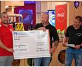 Bild: Rainer Rosenau/exb
Einen Spendenscheck über 1500 Euro nimmt: Daniel Troidl, der Vorsitzende des VfB Rothenstadt, in der Jahreshauptversammlung von Michael Weiß und Norbert Hermann (von links) vom Dartclub "Don Promillos" entgegen.