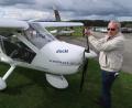 Bild: Kunz
Aero-Club-Chef Josef Mensing vor dem neuen Ultraleichtflugzeug aus der Ukraine.