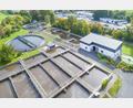 Bild: Thilo Hierstetter
Die beiden neuen Blockheizkraftwerke sind auf dem Gelände der Sulzbach-Rosenberger Kläranlage im Gebäude rechts untergebracht.