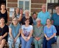Bild: Hirsch
Der Hospizverein ließ Trauerbegleiter für Kinder und Jugendliche ausbilden. Das Bild zeigt stehend von links: Sybille Huber, Petra Trapp-Lucassen, Gisela Rösch, Angela Krüger, Agnes Steger, Josef Wild und Wolfgang Holzschuh. Sitzend von links: Simone Frank, Gisela Pöhler, Simone Ertl, Brigitte Molch und Sabine Holzschuh.